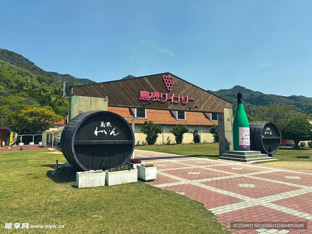 户外草坪旁的特色雕塑景观