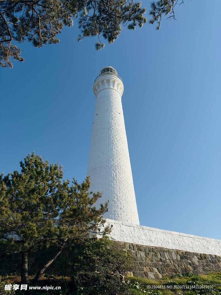 海岸边的白色灯塔