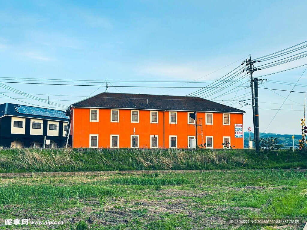 橙色建筑矗立开阔草地