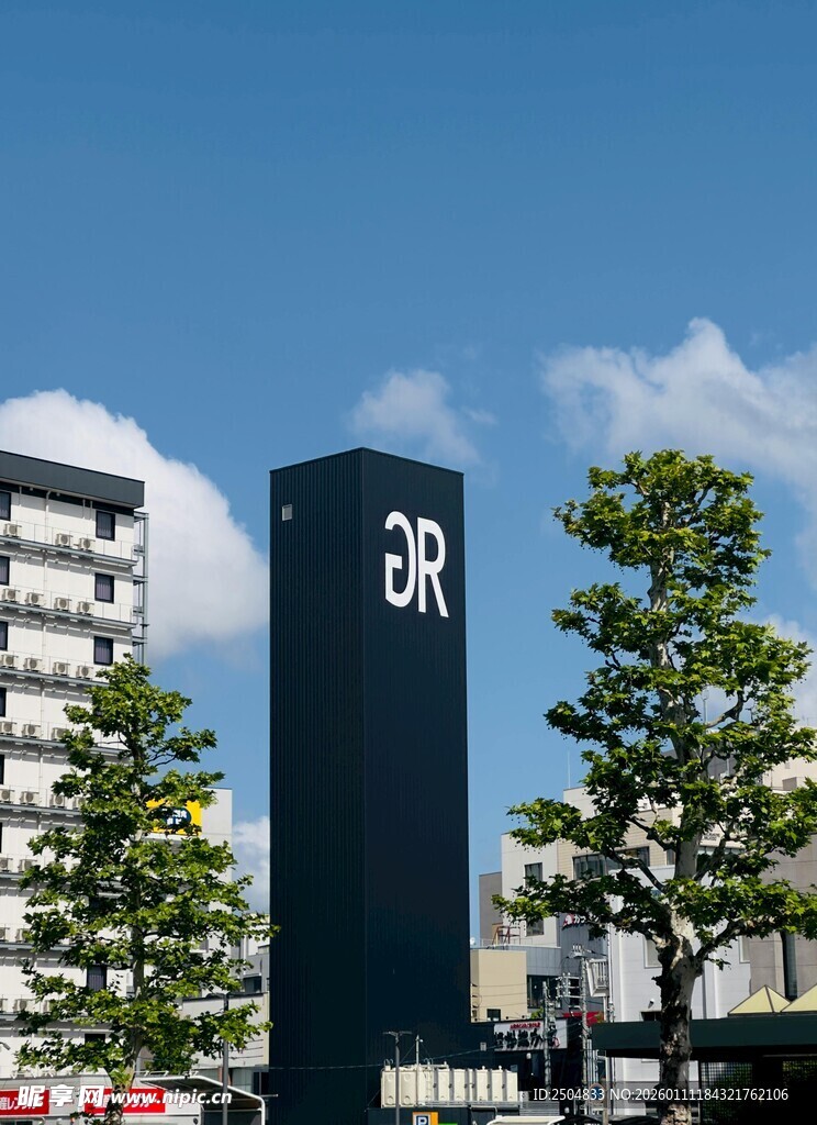 城市中矗立的黑色标识牌