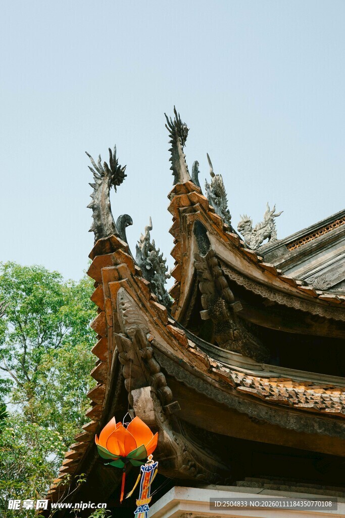 古建屋檐上的绚丽色彩