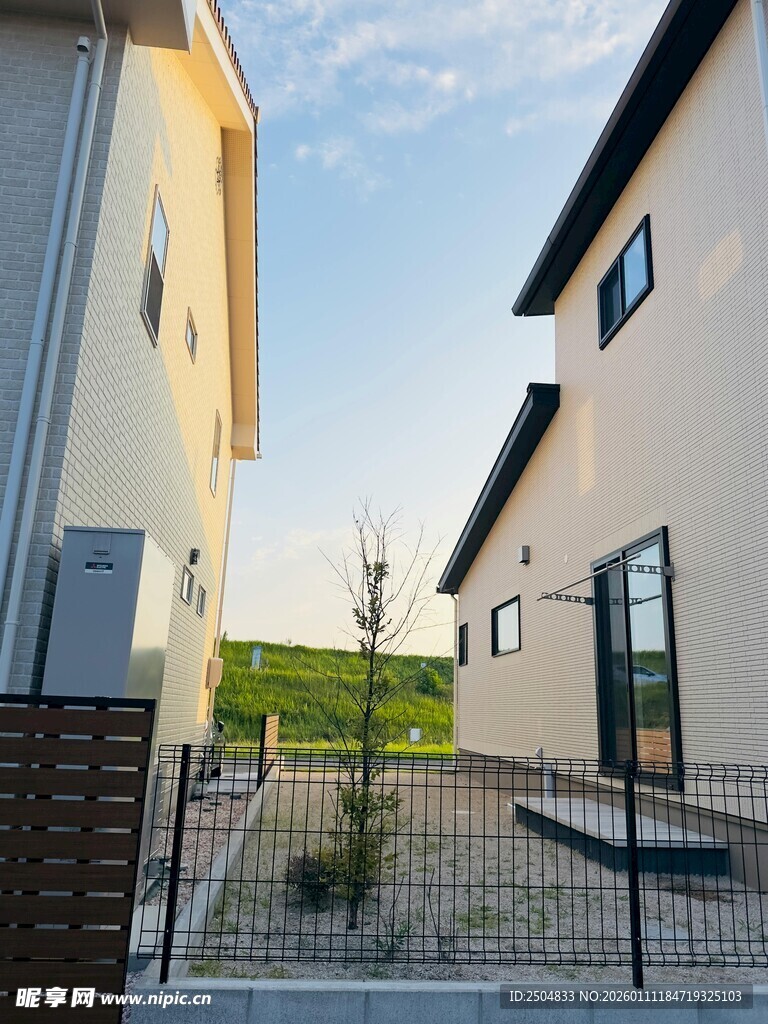 两栋相邻的现代风格住宅