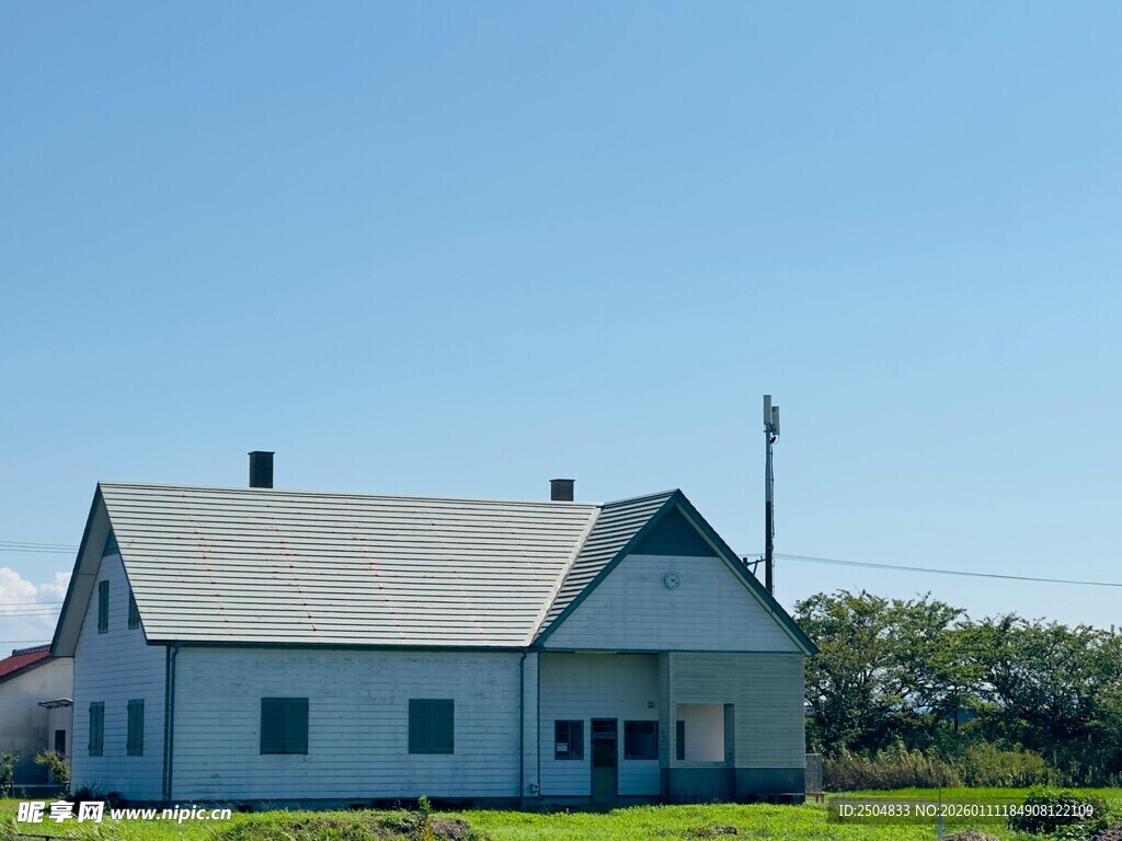 乡村白色小屋 宁静景致