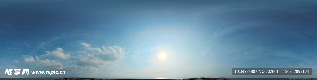 蔚蓝天空下的阳光海景