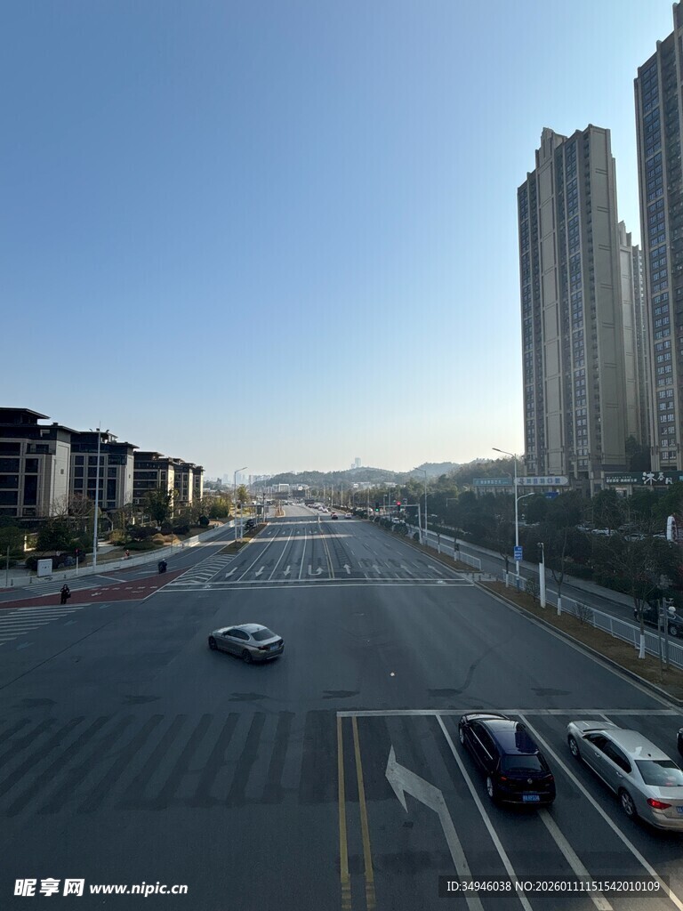 城市宽阔道路与高楼景观