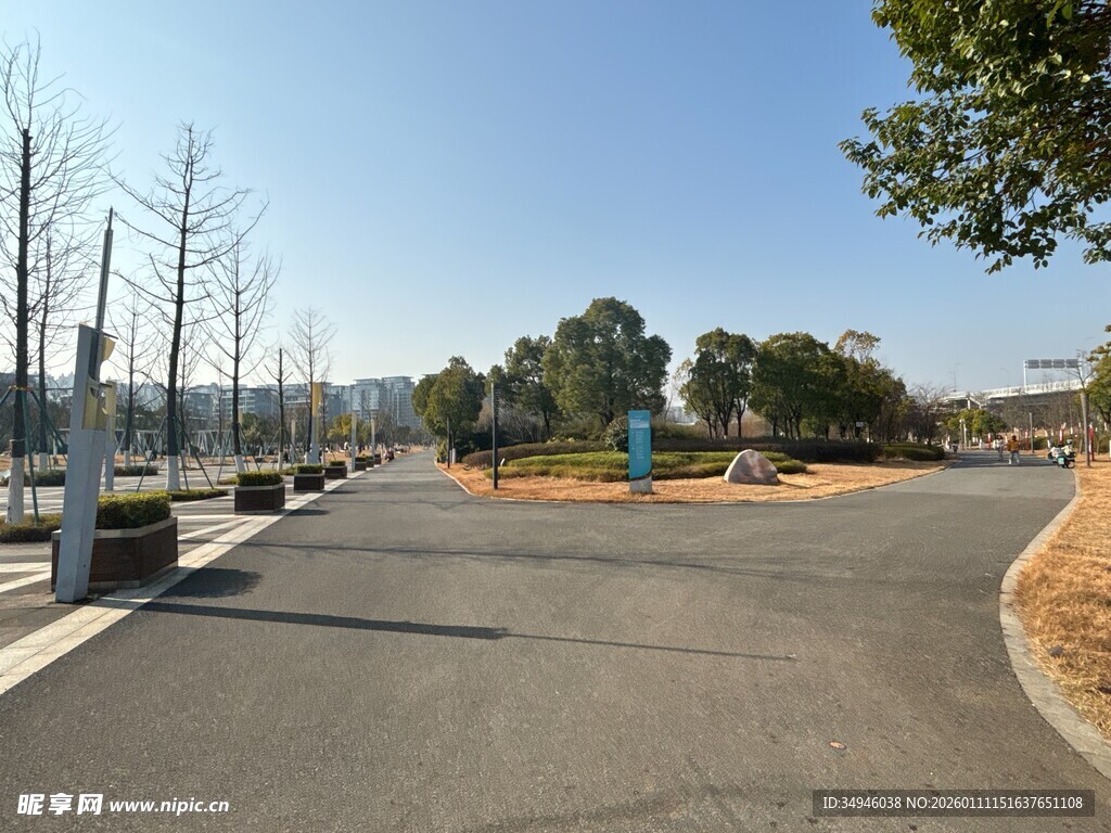 城市开阔道路景观