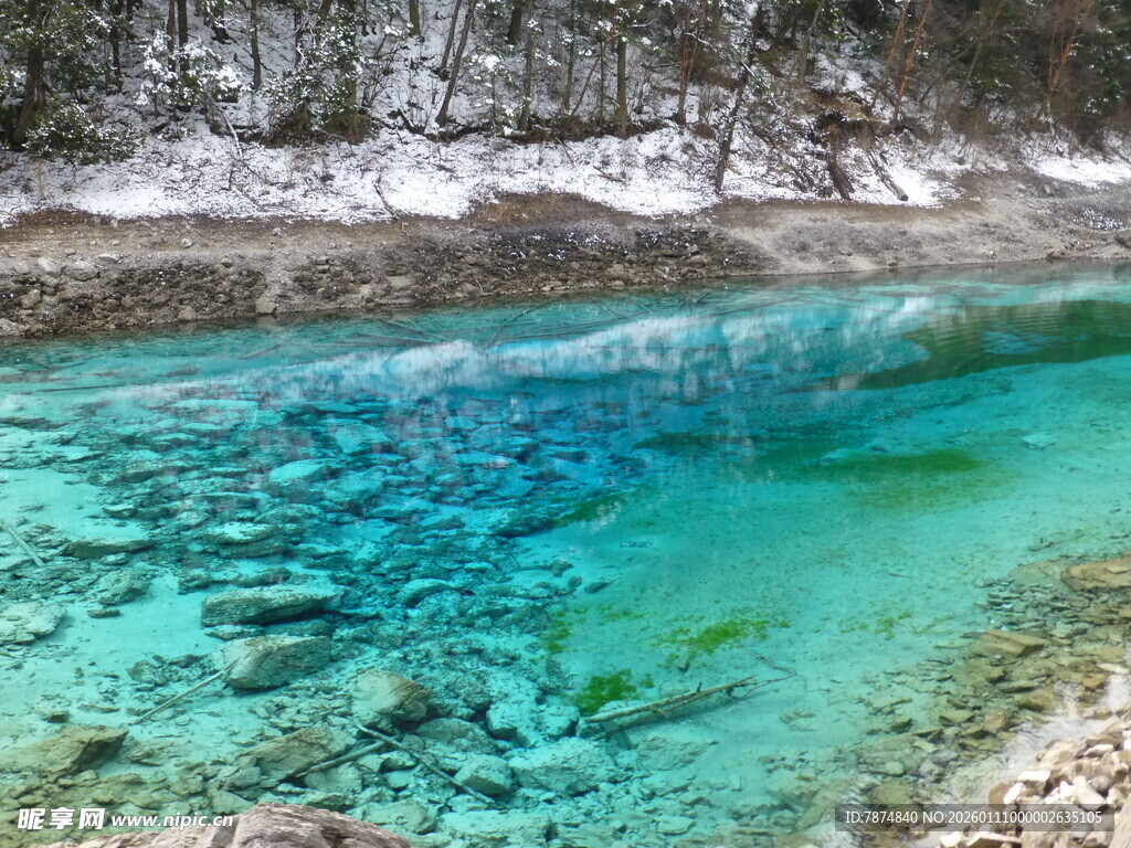 清澈蓝绿色的山间幽潭