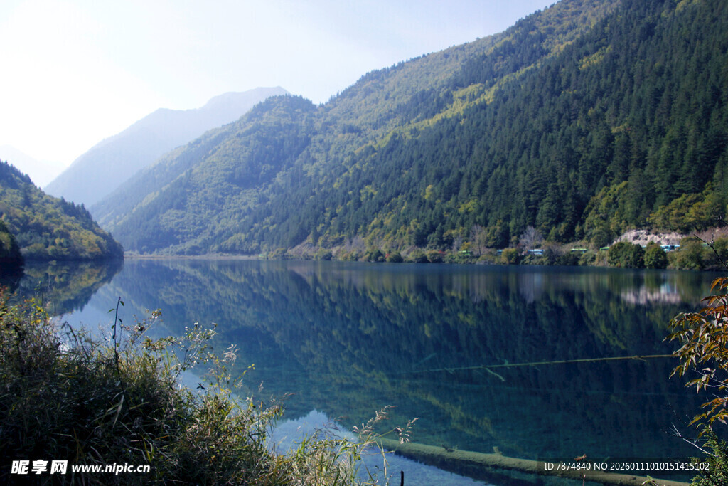 静谧山水湖景图