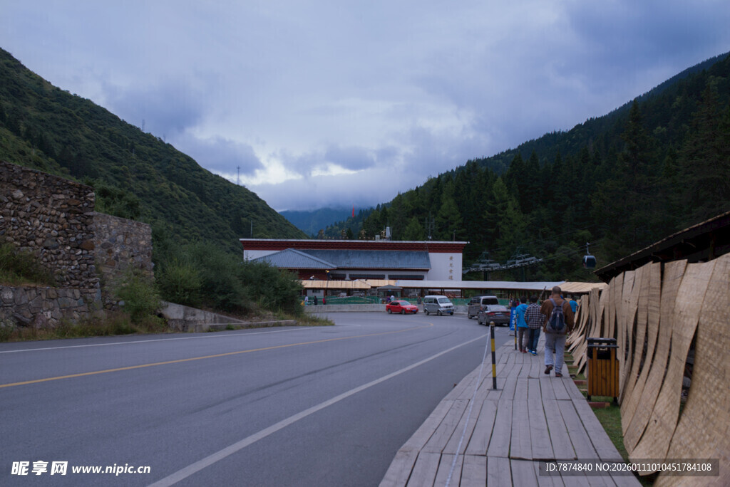 公路旁的收费站景观