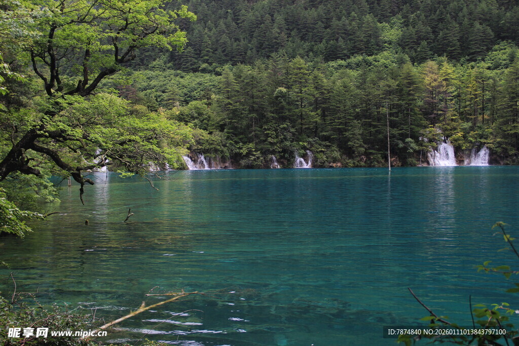 梦幻蓝湖 山林环绕的美景