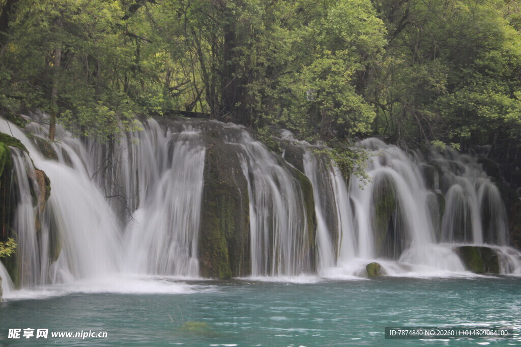 山间秀丽瀑布 碧水潺潺