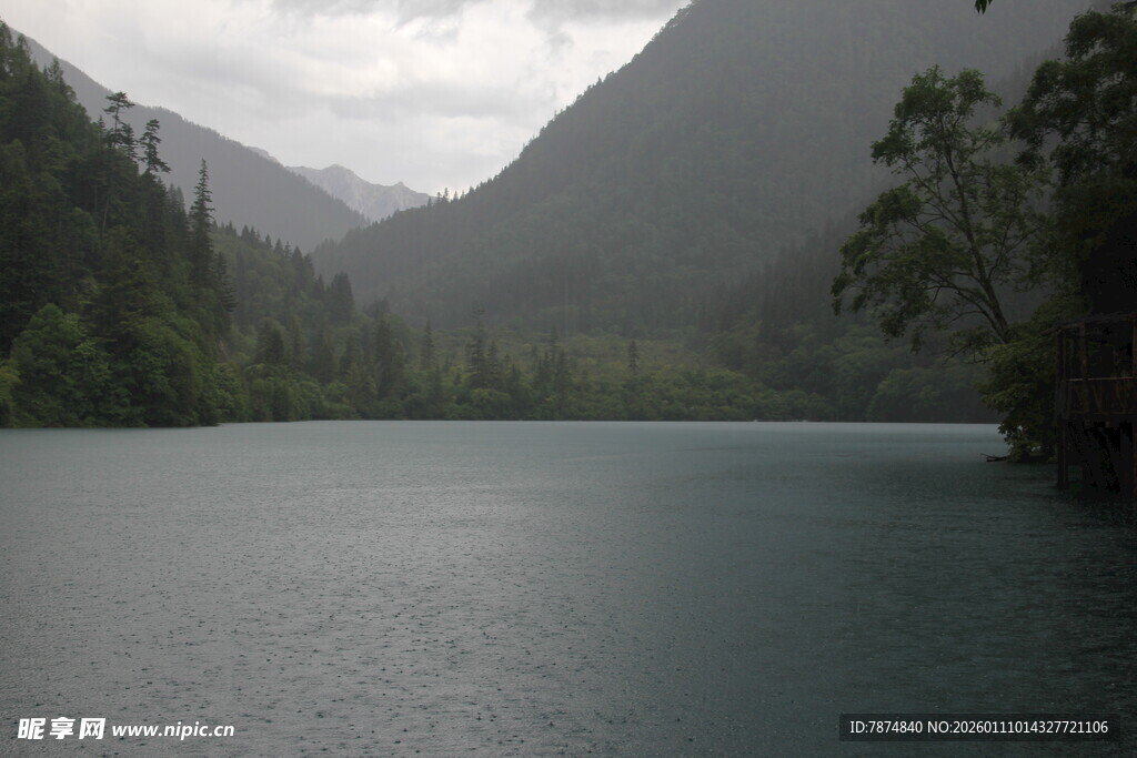 宁静山水间的静谧湖泊