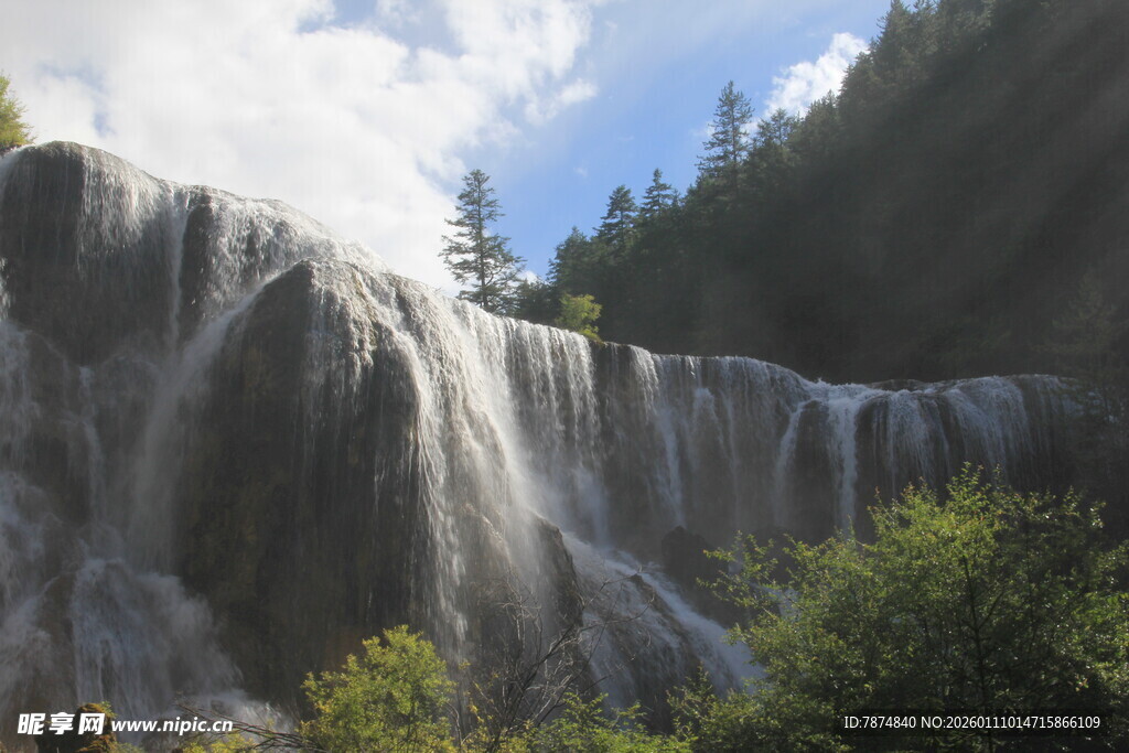 山间壮丽瀑布景观