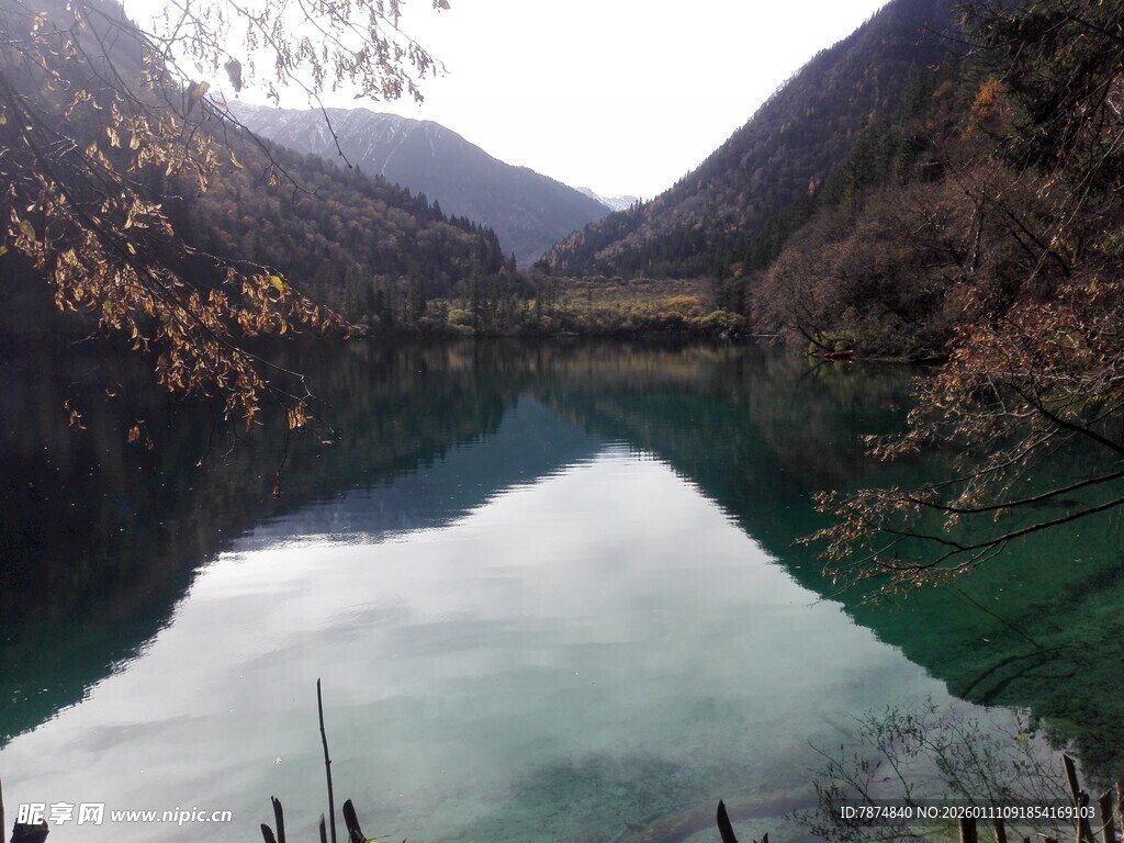 秋日山间的碧绿静谧湖水