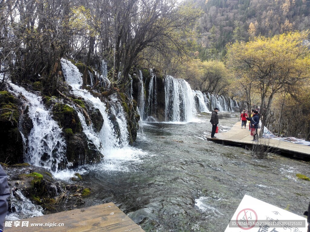 山间瀑布旁的漫步景致