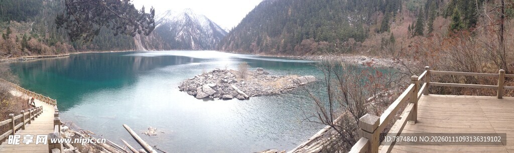 山间碧湖旁的观景栈道