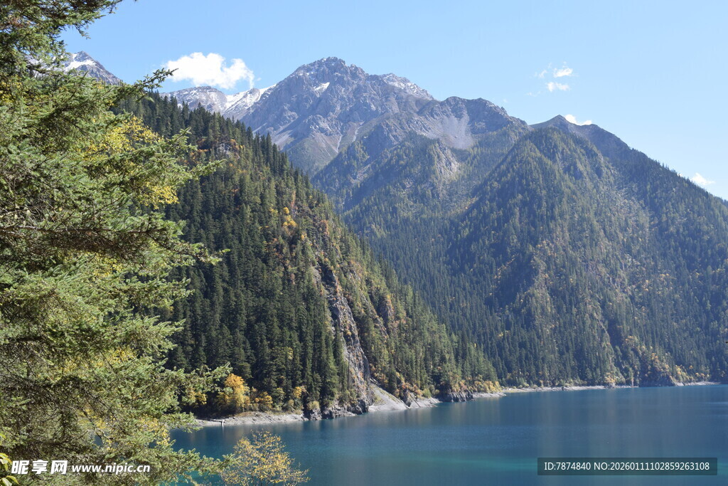 秀丽山水间的静谧湖泊