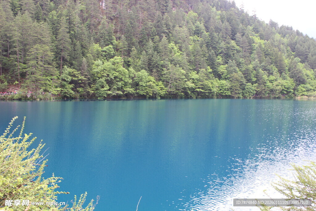 蓝湖映翠山美景