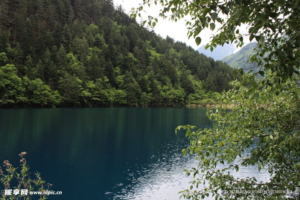 青山环抱的幽蓝静谧湖泊