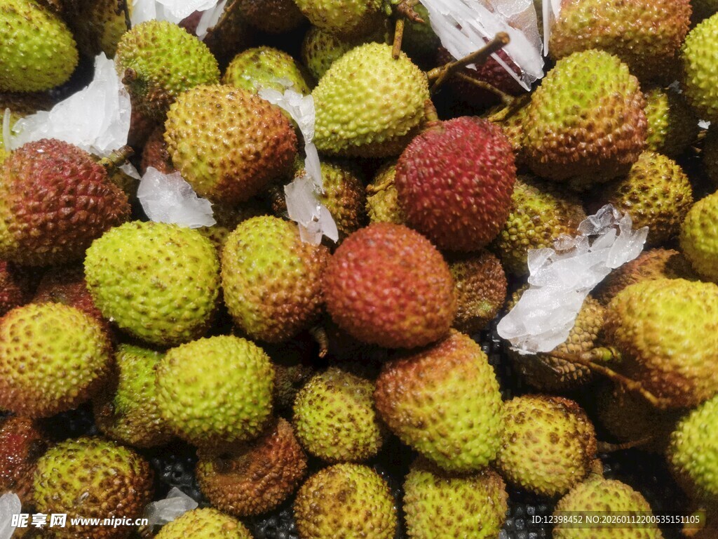 新鲜荔枝堆成诱人果堆