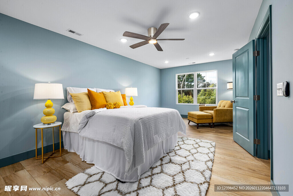 现代简约风温馨卧室空间