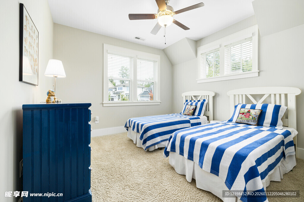 蓝白条纹装饰的温馨卧室