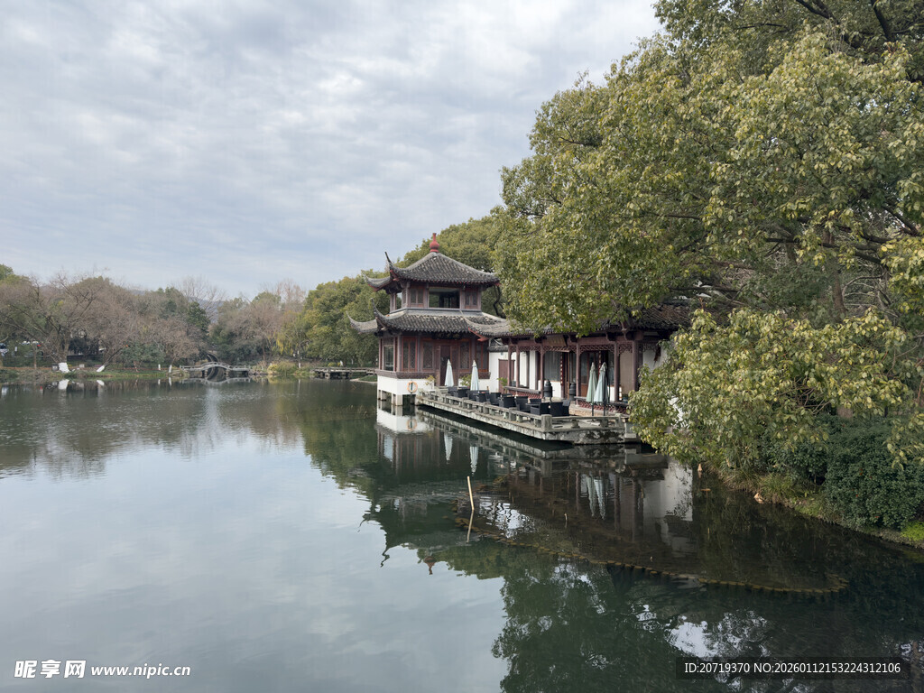 江南水乡湖畔古典建筑