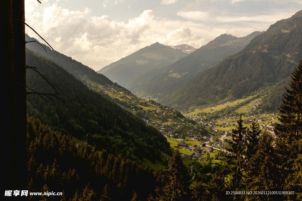 山间美景 绿意盎然的山谷