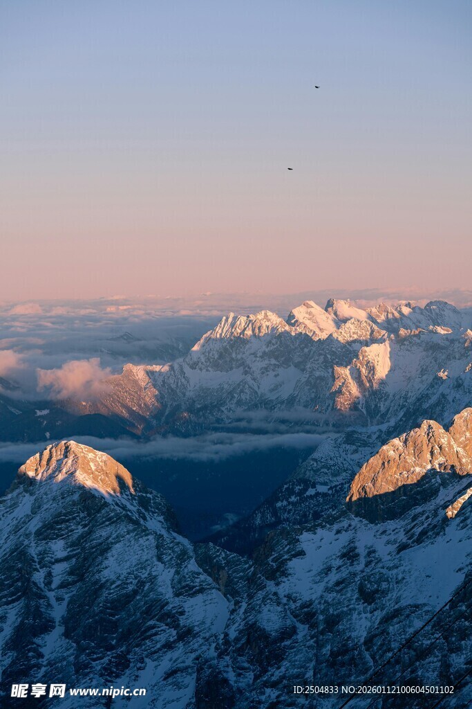 雪山壮丽日出景观