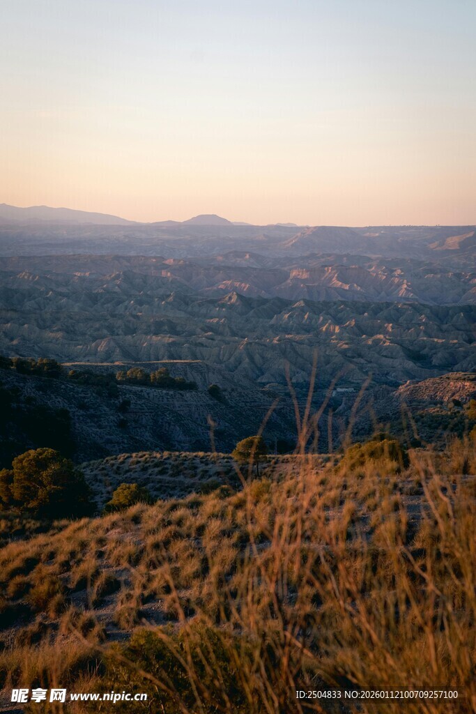 黄昏下的开阔山地景观