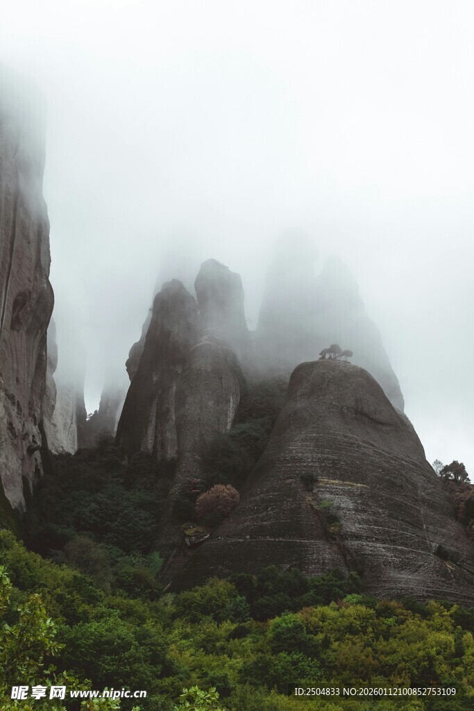 云雾缭绕的壮丽山峰