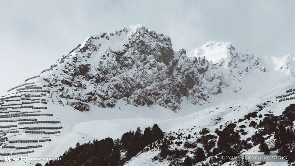 雪山与梯田风景