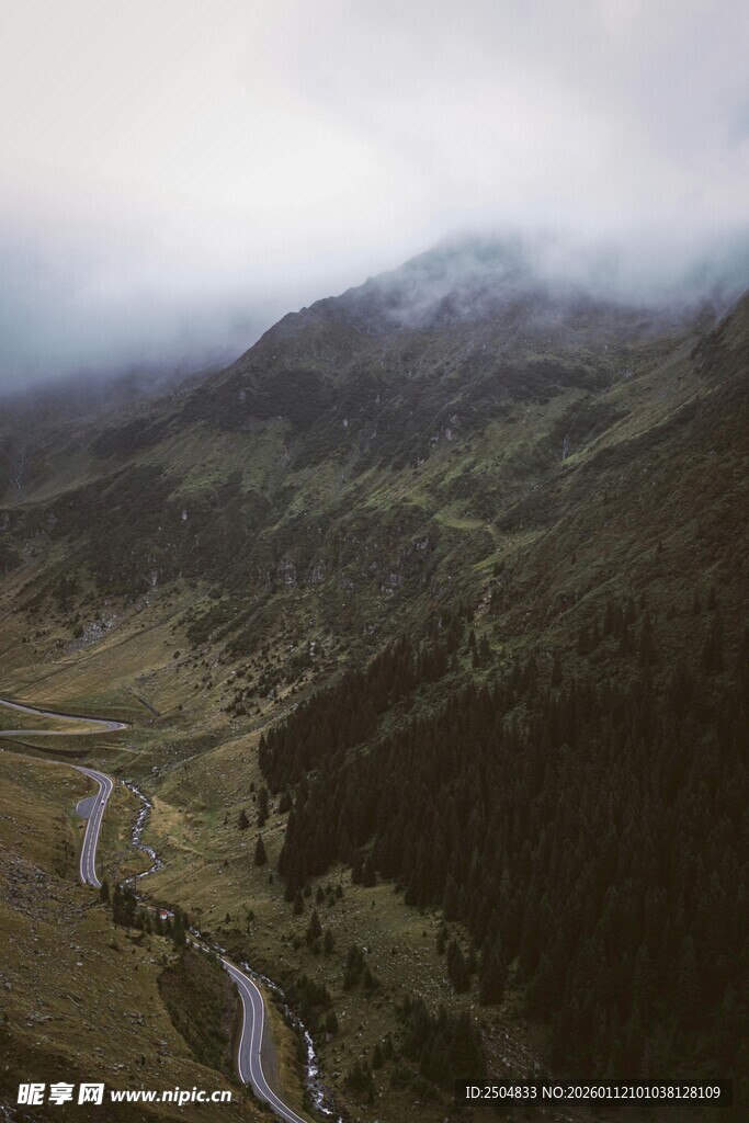 山间云雾缭绕的蜿蜒小路