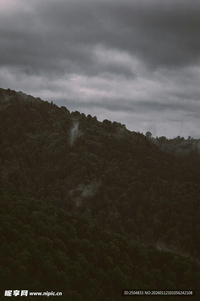 阴云笼罩下的山峦景色