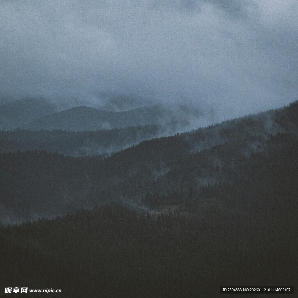 云雾缭绕的山峦景色