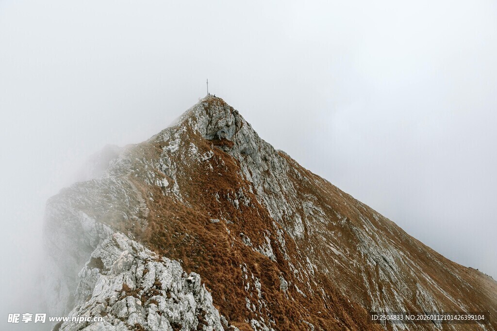 云雾缭绕的巍峨山峰