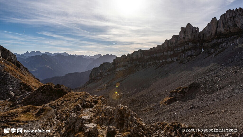 壮丽山景 阳光下的巍峨山峦