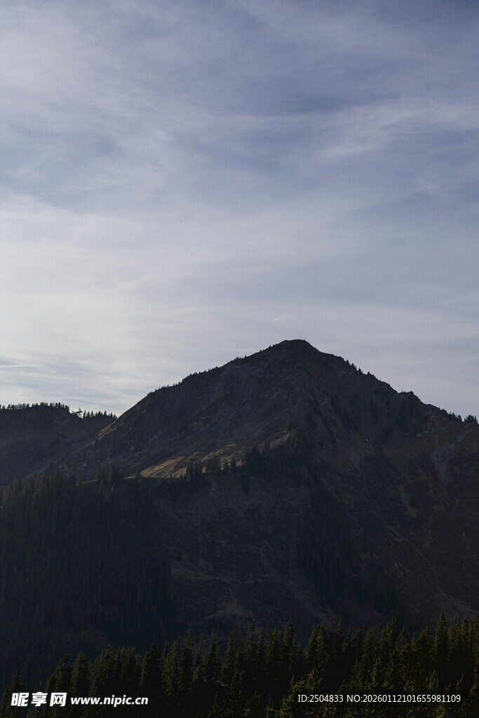 山峦与天际的自然景致