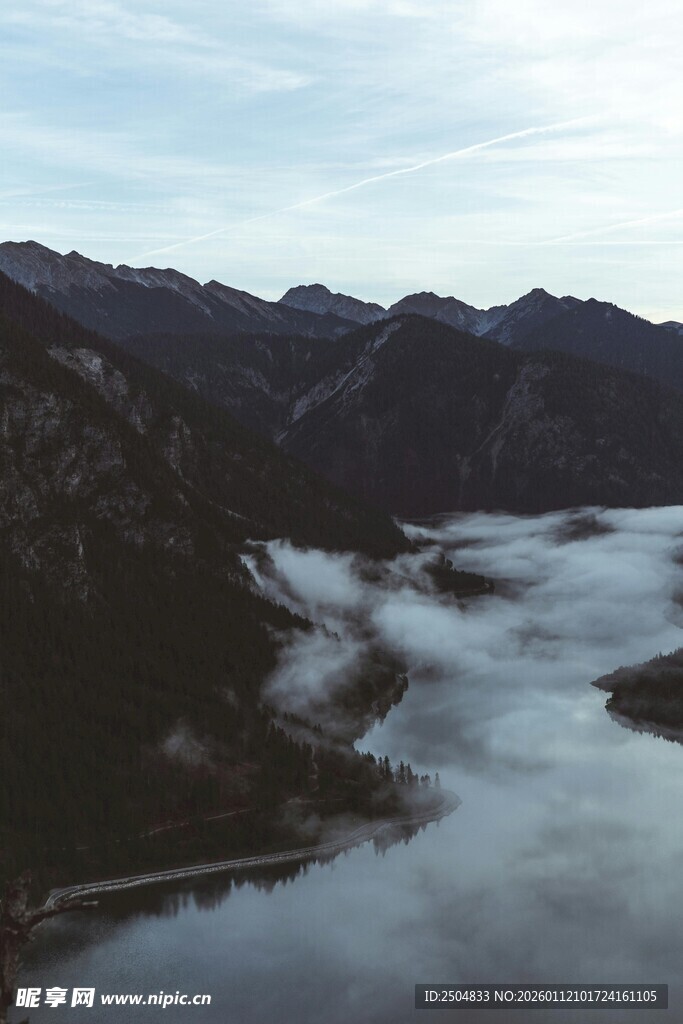 山间蜿蜒河流壮丽景观
