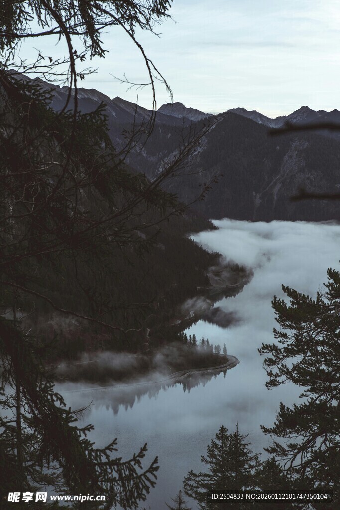 山间静谧湖水风景