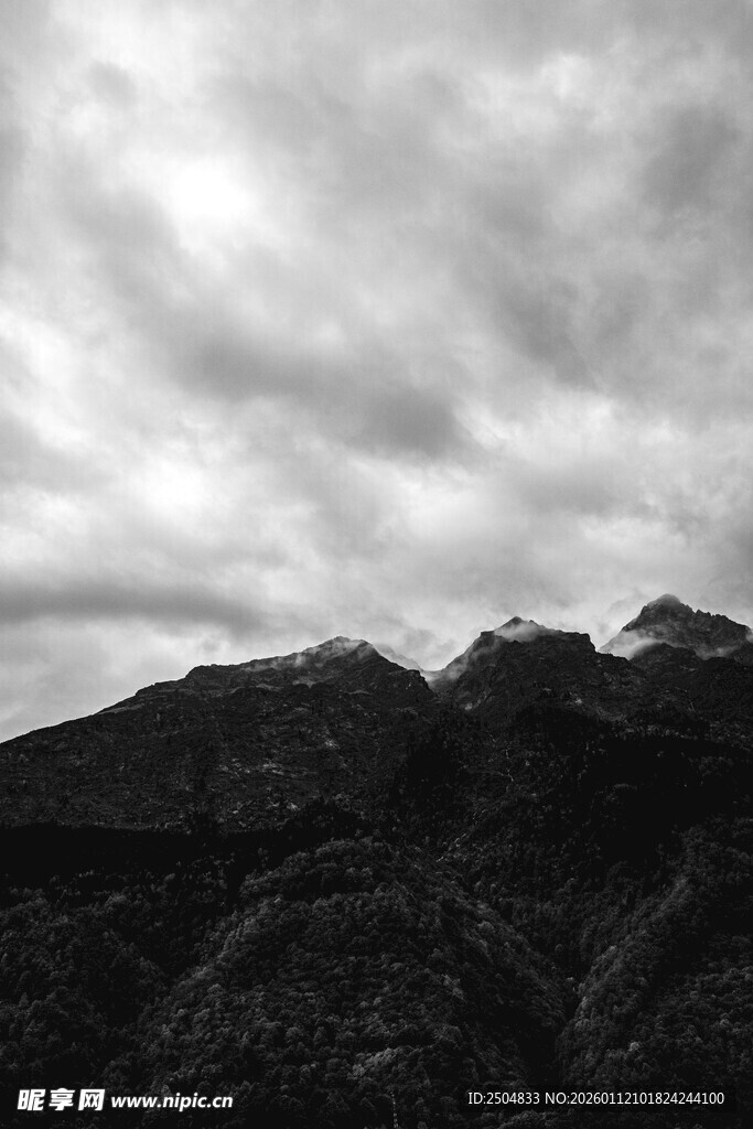 阴云下的巍峨山峦