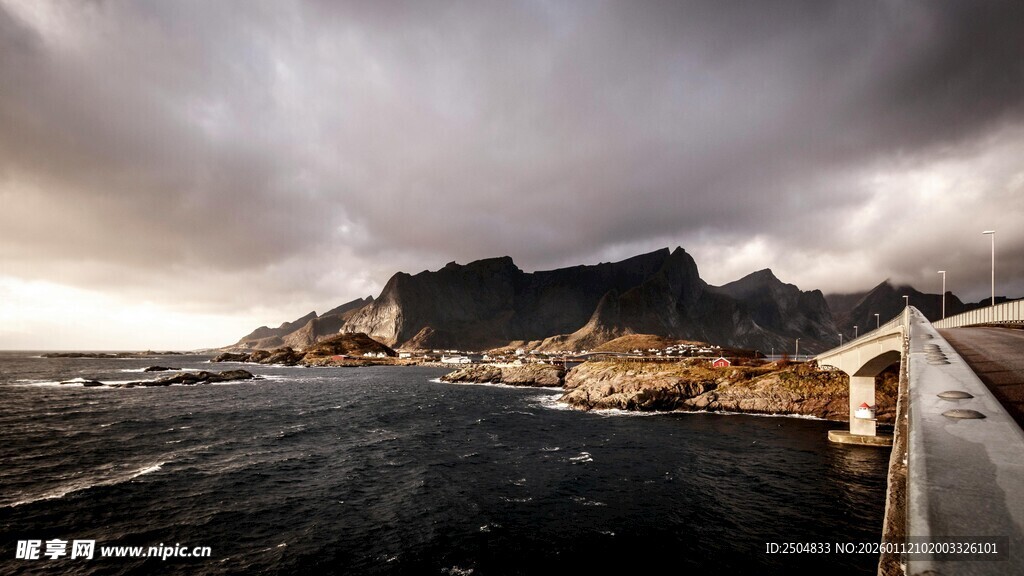 海边乌云下的壮阔景致