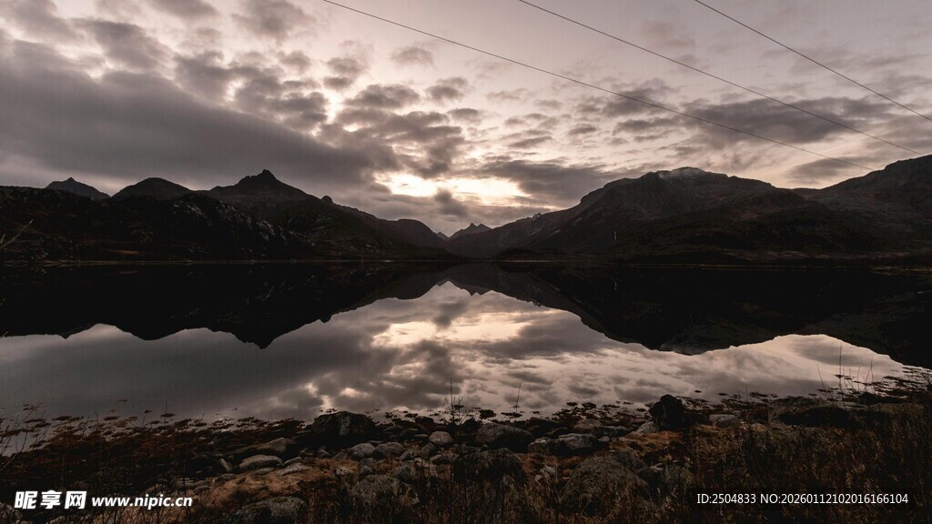 山间湖泊黄昏静谧景象