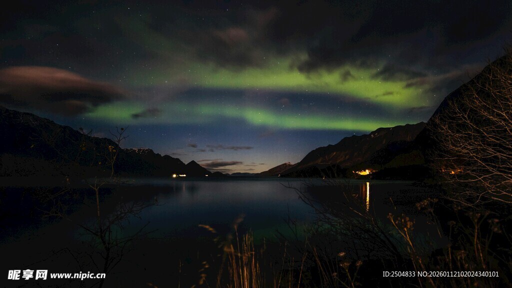 夜空中绚烂的极光与湖水