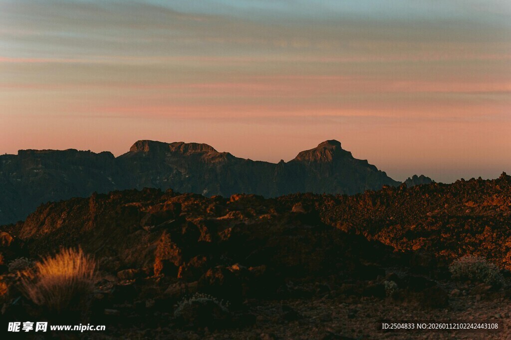 黄昏下的壮丽山峦景色