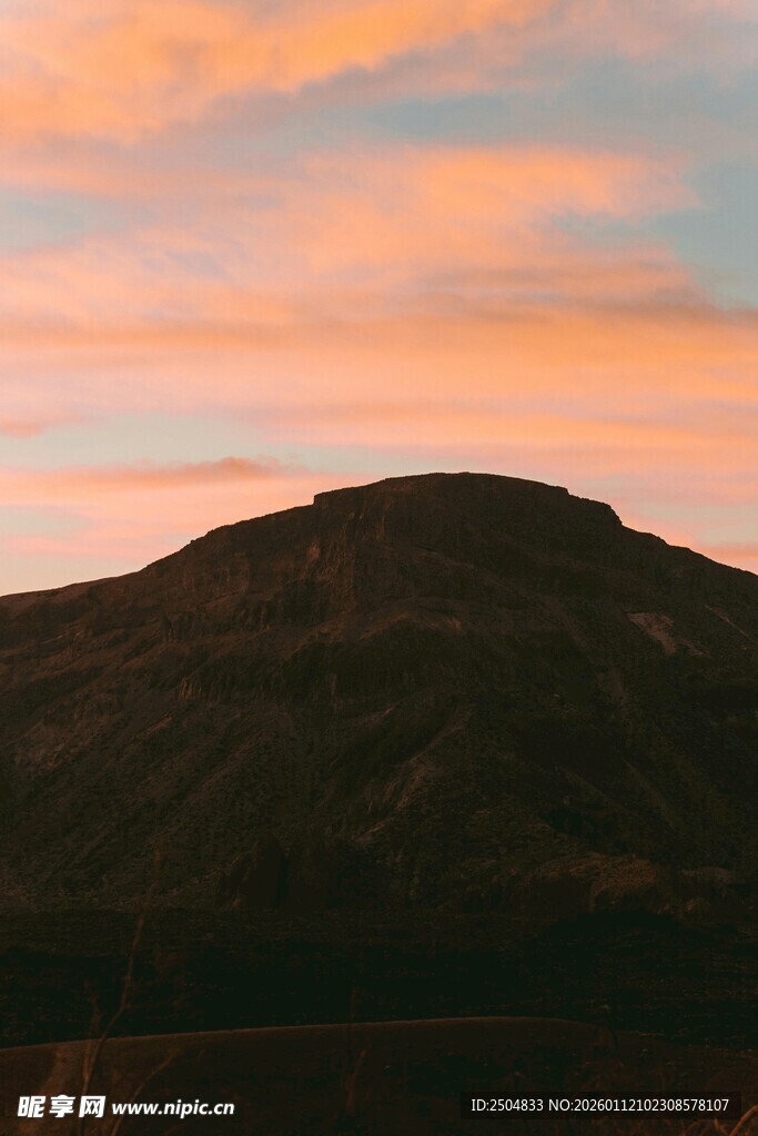 夕阳下的山峦美景