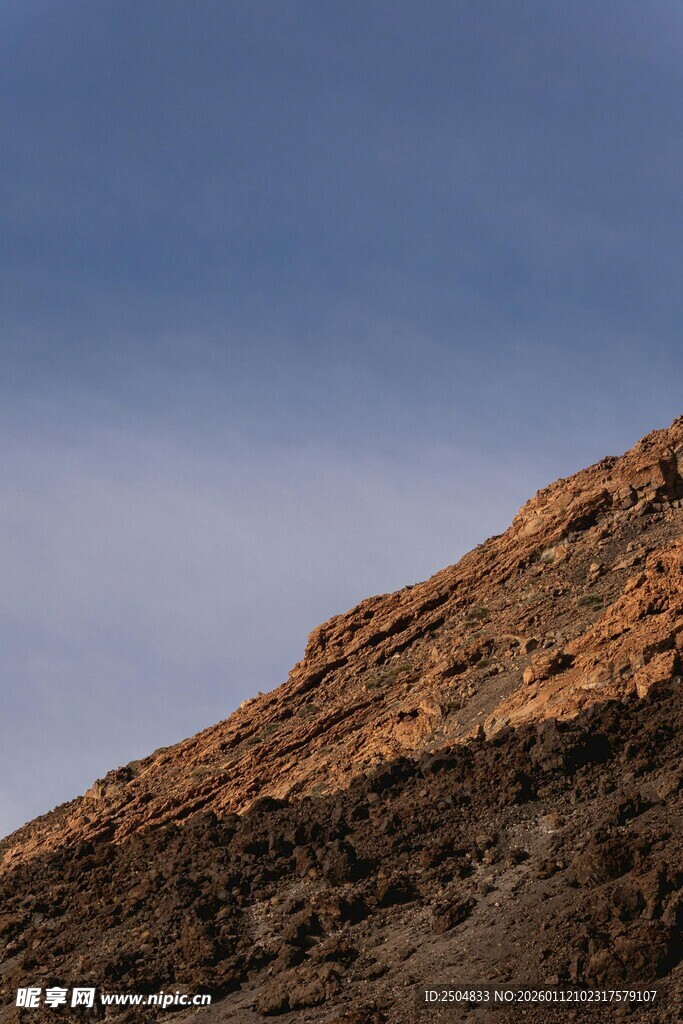 黄昏下的褐色山丘