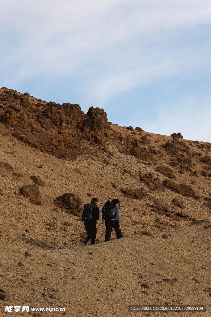  漠中的徒步旅行者