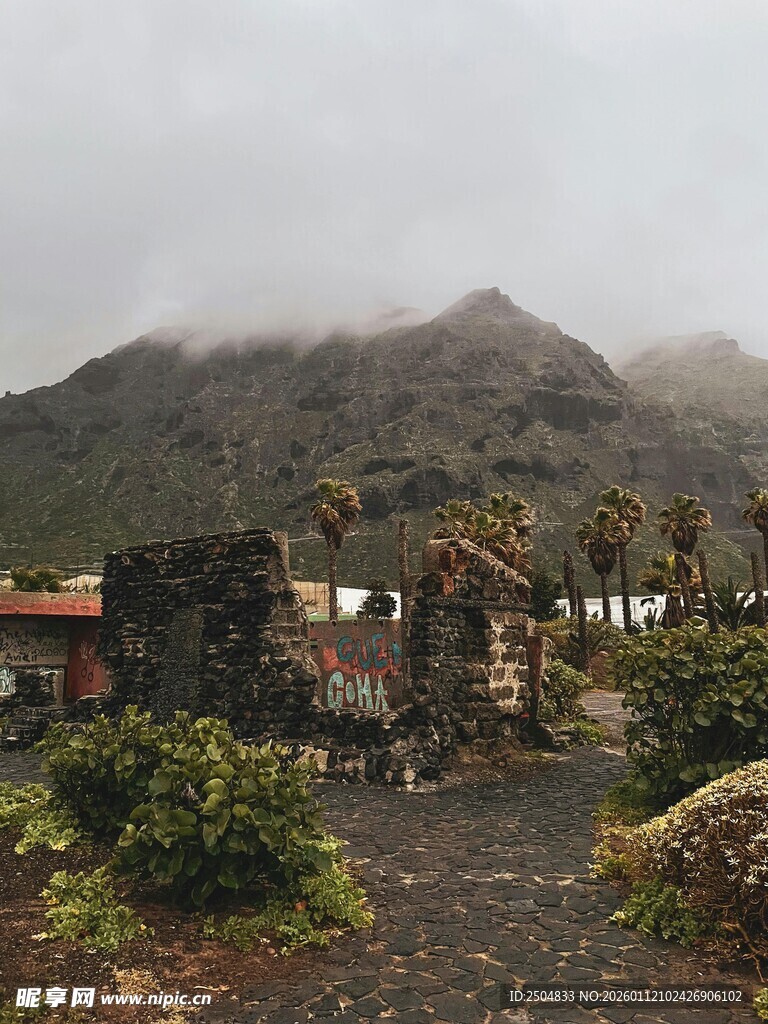 山间云雾缭绕的村落景观