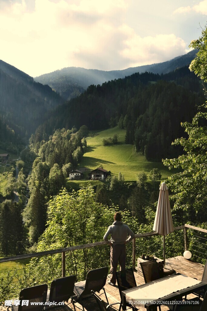山间露台享自然美景